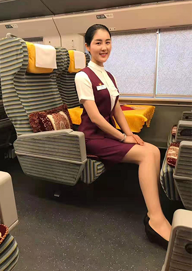 牛艺莹 现高等乘务列车员(图1)